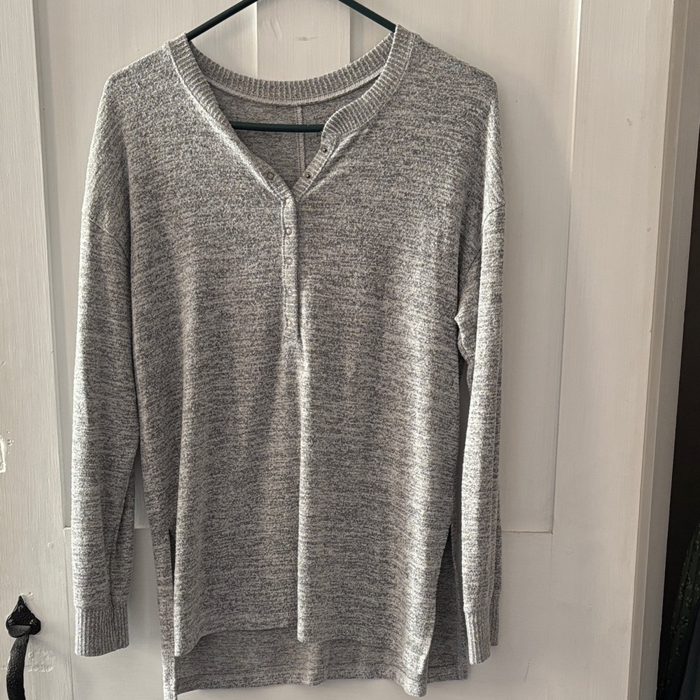 Abercrombie & Fitch Light Gray V-Neck Top